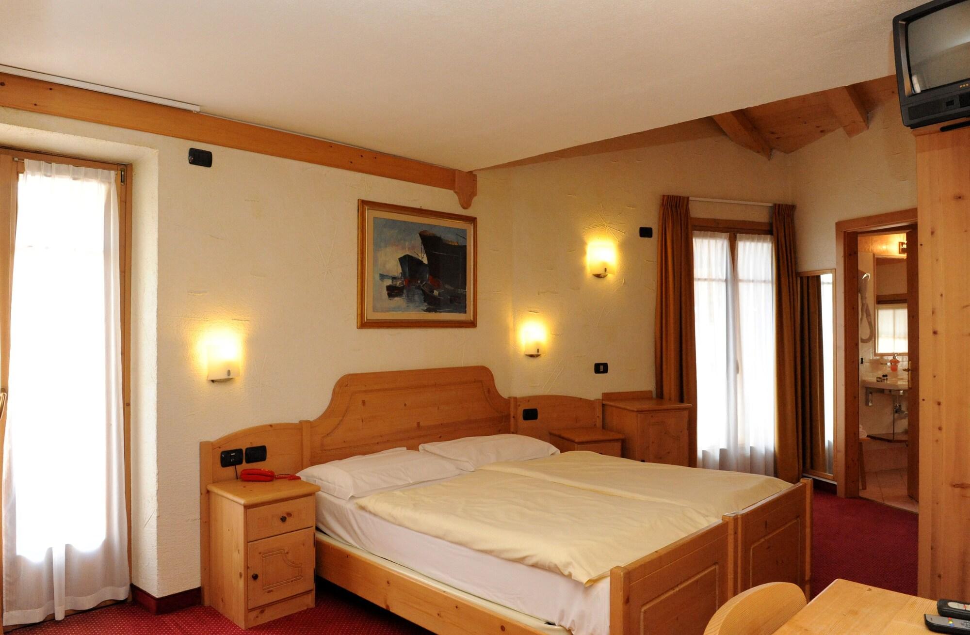 Hotel Helvetia ลีวินโญ ภายนอก รูปภาพ